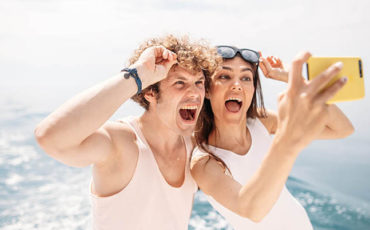 How not to ruin a selfie while sailing in full speed ?